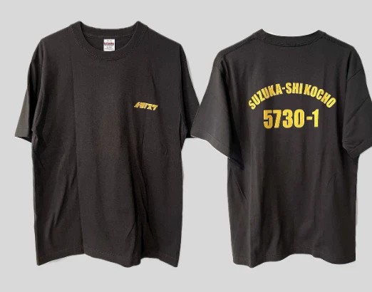 チャコールのTシャツ。前は胸にロゴ、後ろにSUZUKA-SHI KOCHO 5730-1の文字