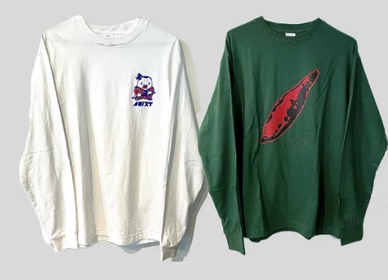 ホワイトとグリーンのロングスリーブTシャツ